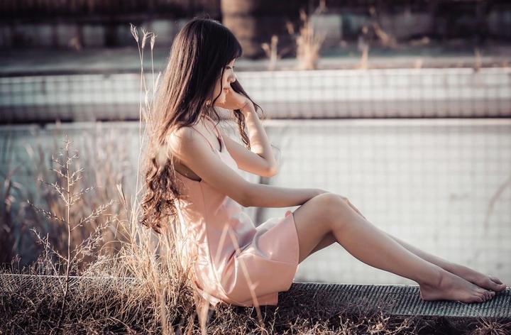 男生和女生抱萝卜活动的趣味性